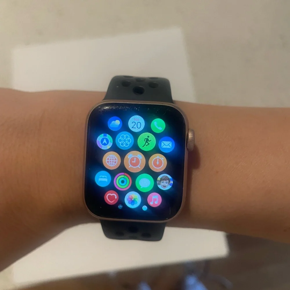 Apple Watch Series 4 40mm 16 GB Rose Gold w/ Black Nike Sports Band